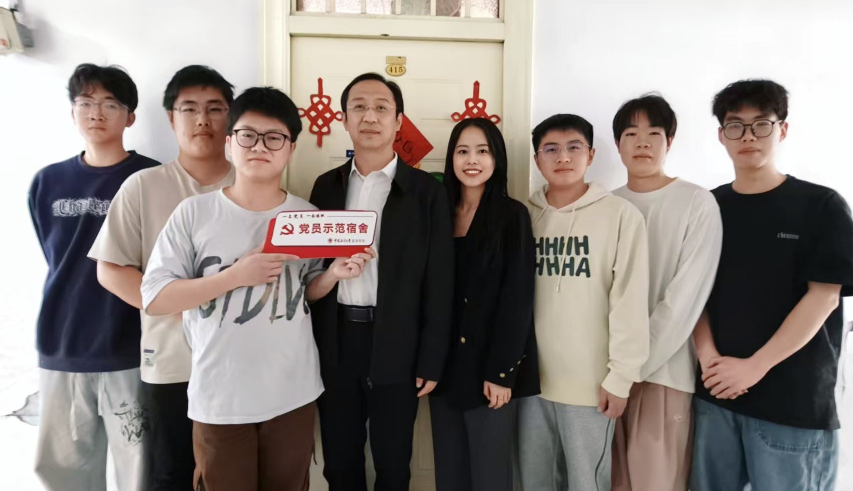 医药学院开展“一名党员 一面旗帜”学生党员宿舍挂牌活动
