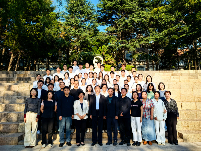 胸怀蓝色梦想、堪当时代重任—中国海洋大学药学拔尖人才实验班“华实班”2025级师生见面会暨开班仪式圆满举行