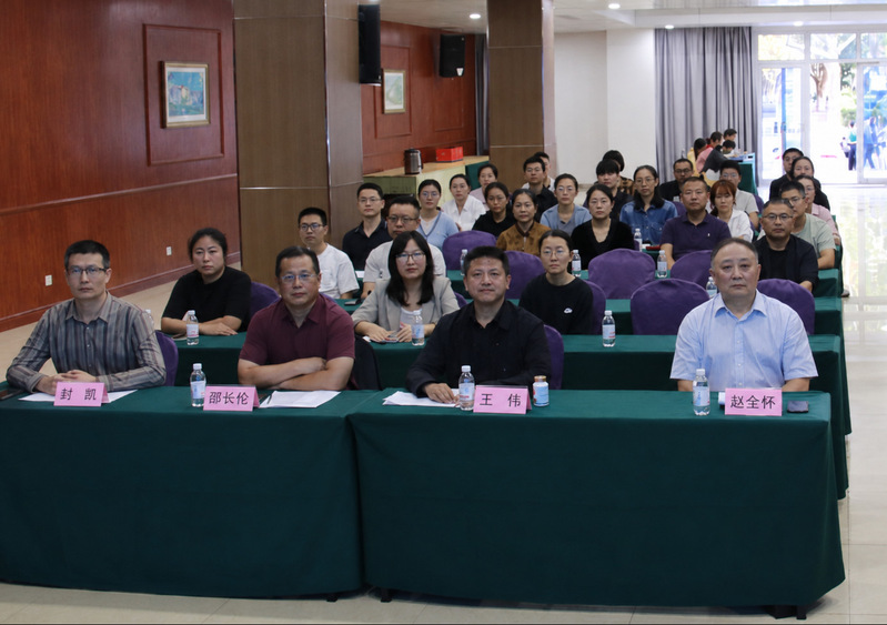 与会人员合影 左侧座区