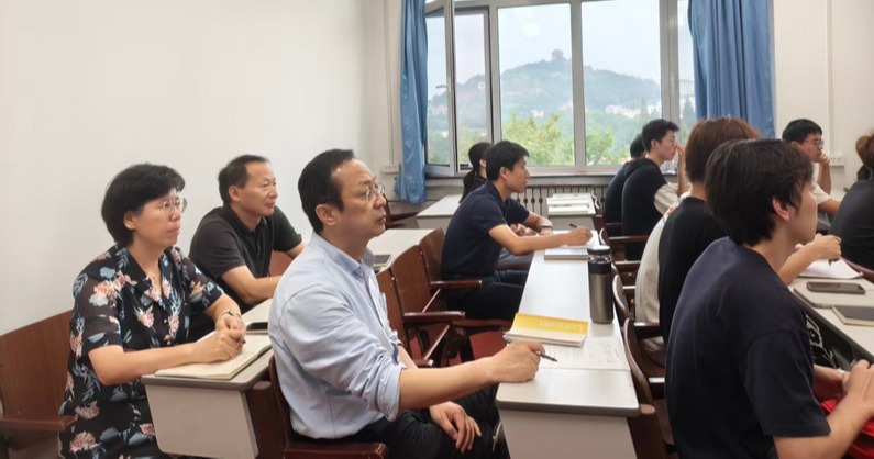 新学期学院领导班子深入课堂听课调研